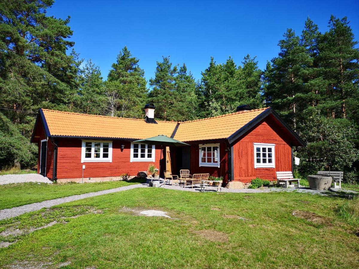 Smedjan Cottage Enkoping Exterior photo